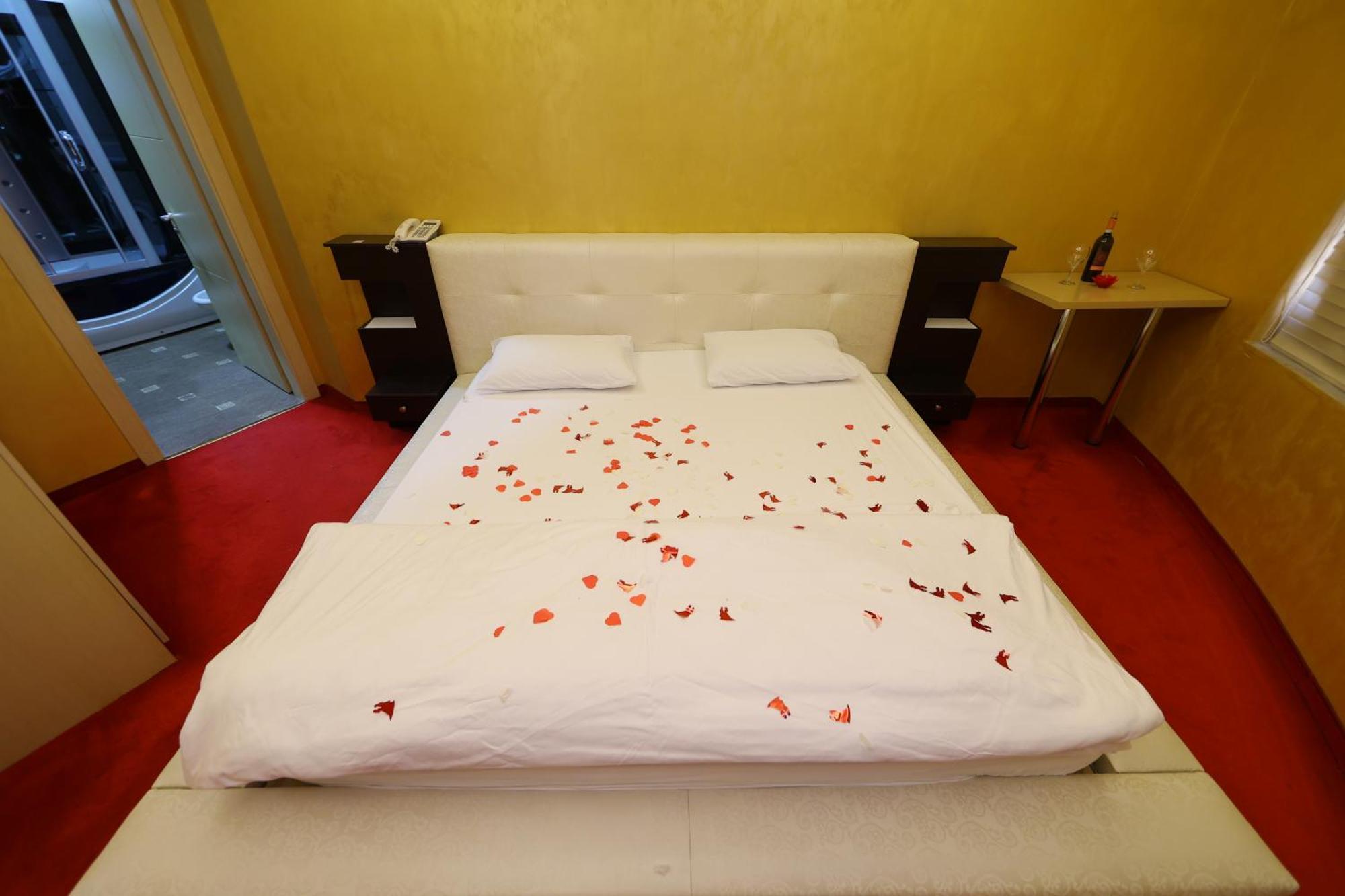 Hotel Gjuta Farke e Madhe Extérieur photo